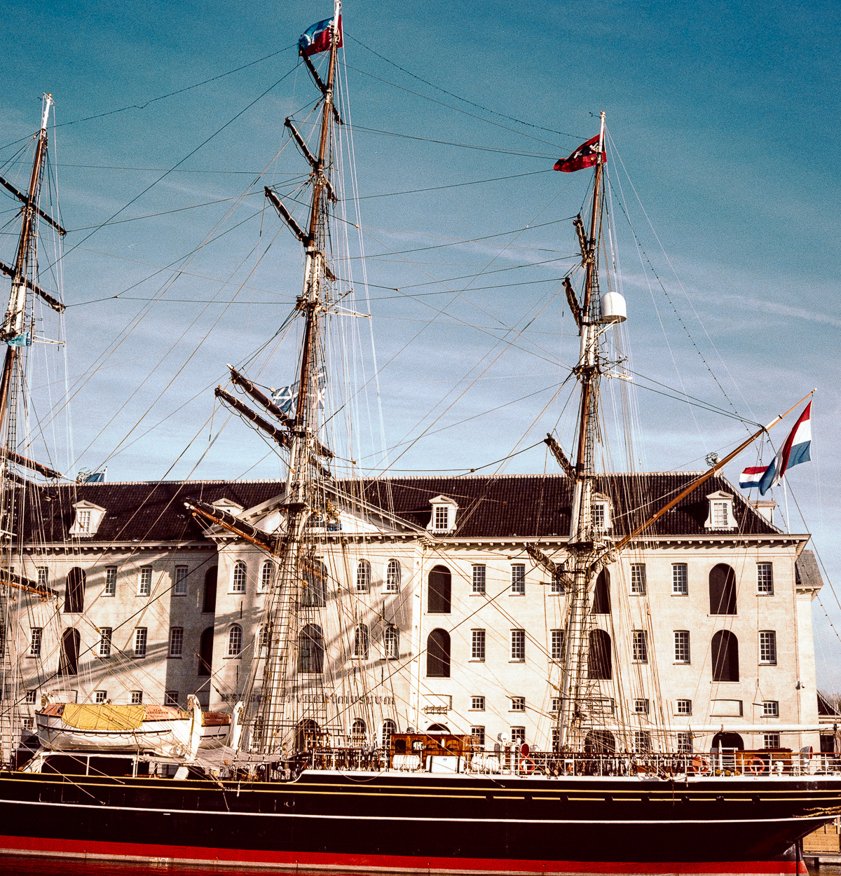 een zeilschip voor het scheepvaartmuseum in Amsterdam
